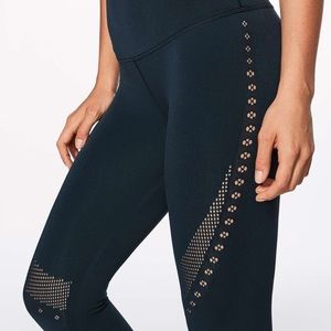 Lululemon Reveal 7/8 Tight Posy in BLACK